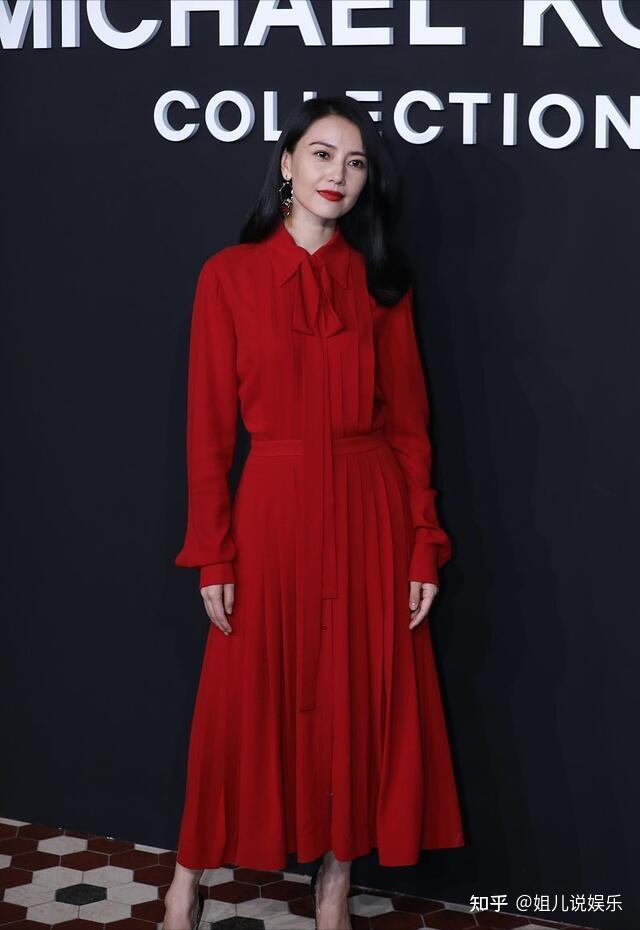 高圆圆穿浆果色太美了奶白肤色真挺抢镜颈纹明显也不减气质分