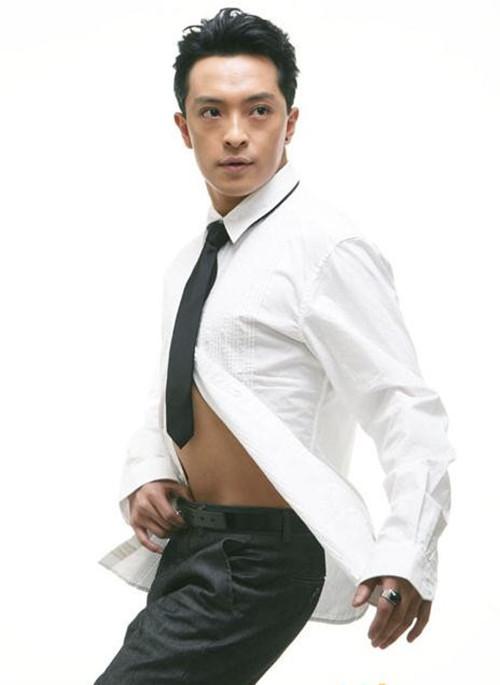 富大龙穿西装真帅,作为新生代"老戏骨",他用演技诠释人生