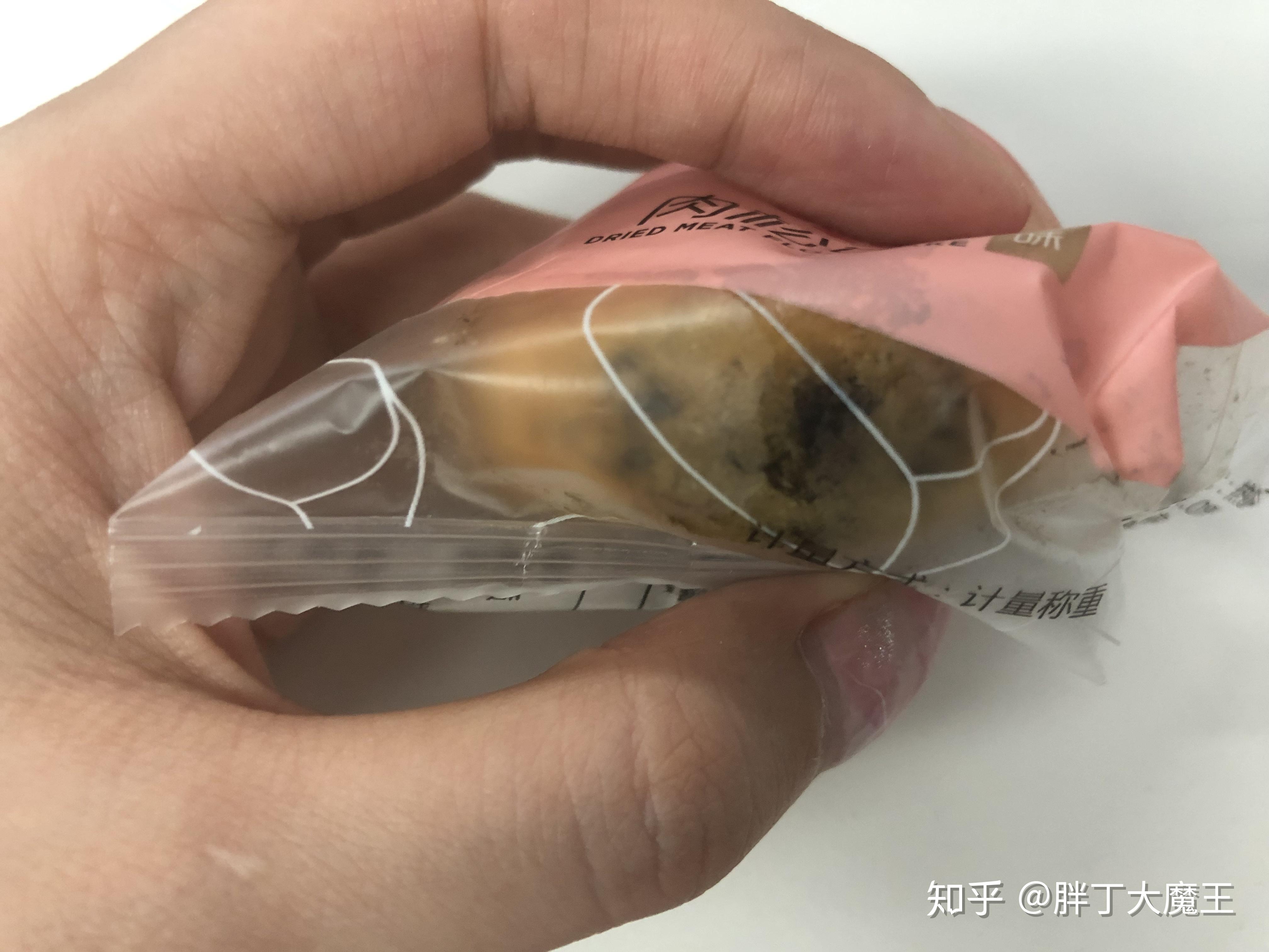 在京东购买的百草味肉松饼发霉,各监管部门互相踢皮球,要怎么维权?