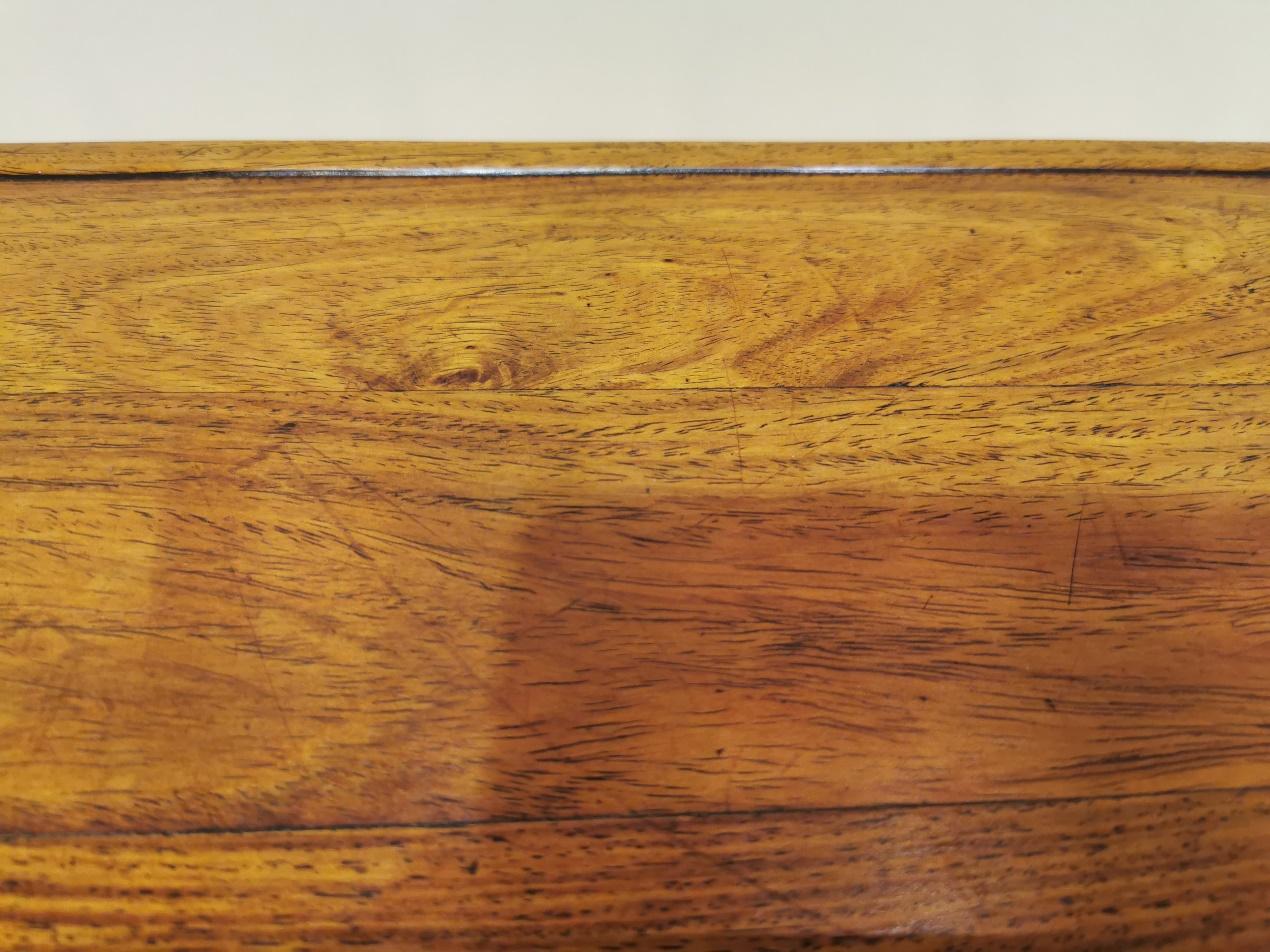 宽材大料以顺纹为主,竖直部分近乎平行,木头生长的棕眼也沿同样方向