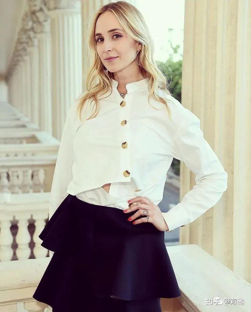 每件单品看似简单,但其实更注重基础色和细节剪裁,纽约名媛olivia