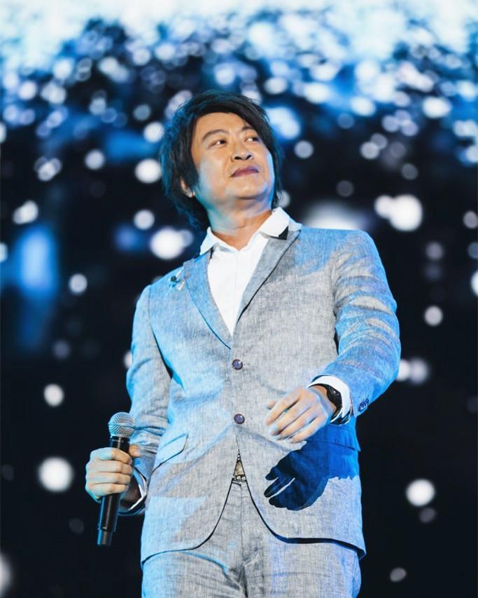 53岁的游鸿明也老了,穿西装走减龄风难掩皱纹,遮脸发多年未变