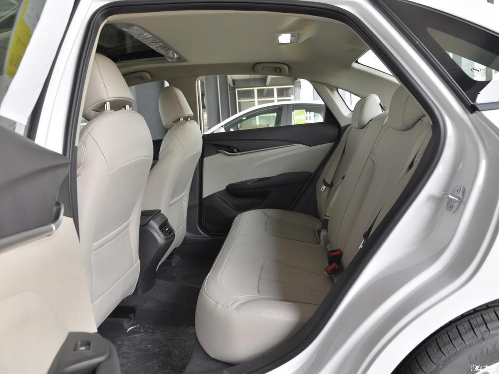 别克英朗提车作业车主空间配置都满意一公里油耗仅3毛