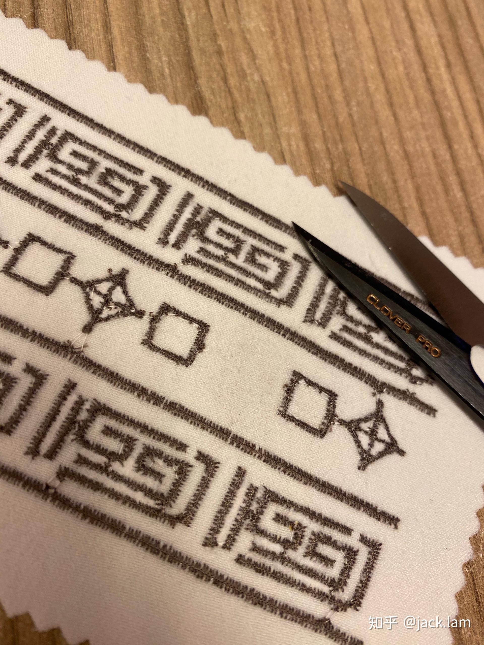 怎么除去衣服上的字 v2-9f77a0bc98f8871fe37451aebf70602d_r.jpg