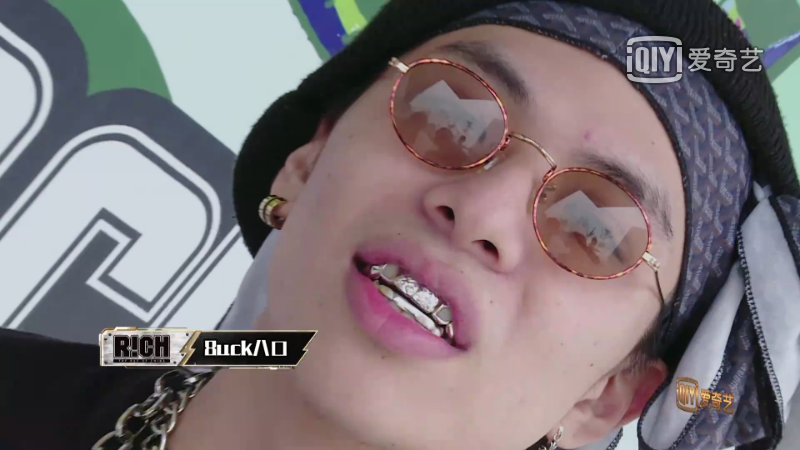 但当时很少有人知道,八口的装饰性牙套也叫grillz,而珠宝大亨johnny