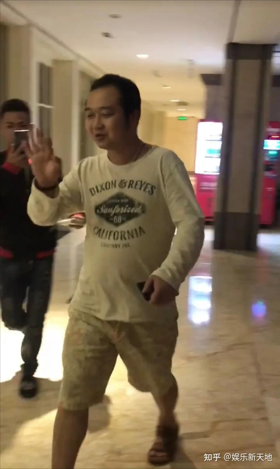 43岁"酱爆"何文辉近照曝光,朴素出行引热议,网友直呼"岁月是把杀猪刀"