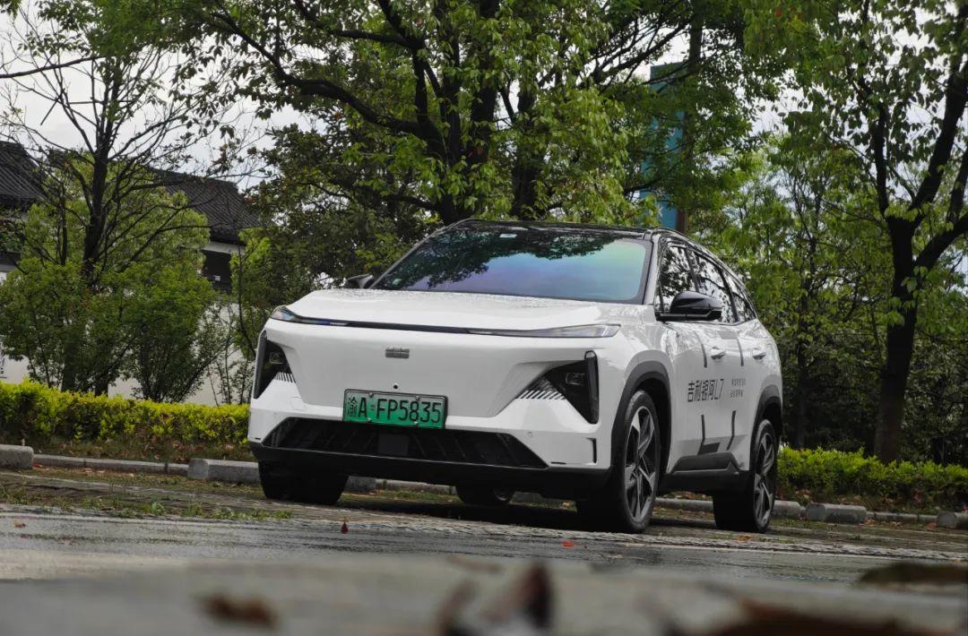 吉利银河l7的外观设计简约而时尚,线条流畅,呈现出一种纯电动车的简约