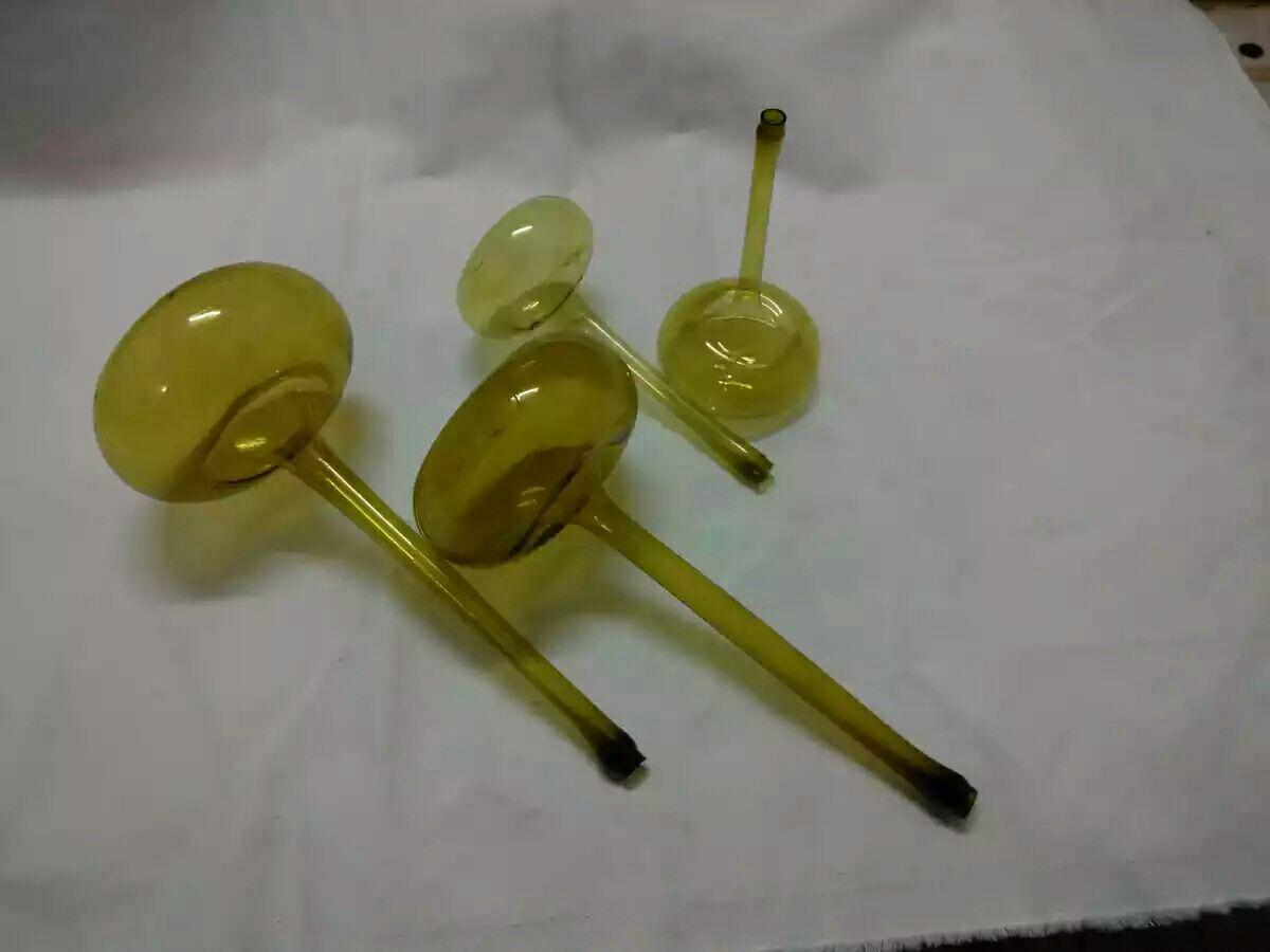 琉璃咯嘣”是上世纪七八十年代流行在民间的一种玩具。那时每逢春节，孩