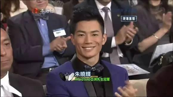 名教顾又铭(小s曾吃其豆腐)左右分别是中国羽毛球队龚伟杰与陈金cba