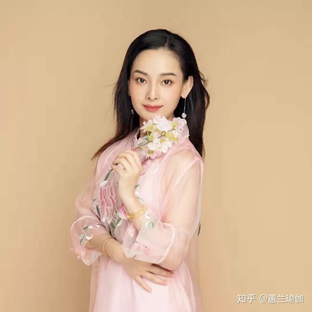 吕泉主播直播间 -或搜索 "蕙兰瑜伽"打开抖音app,扫描下方二维码这