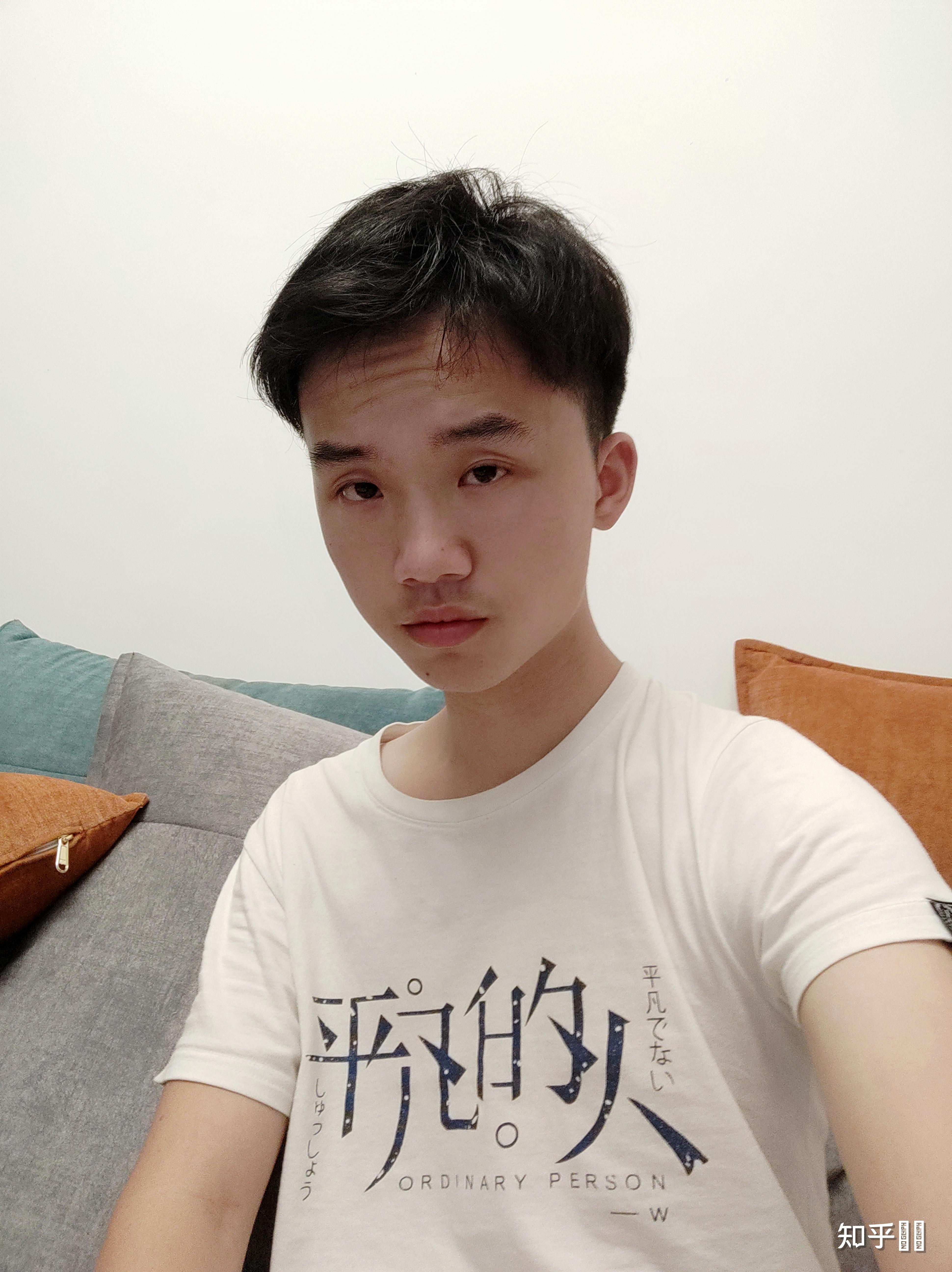 有没有那种单眼皮小眼睛塌鼻梁厚嘴唇但好看的男生