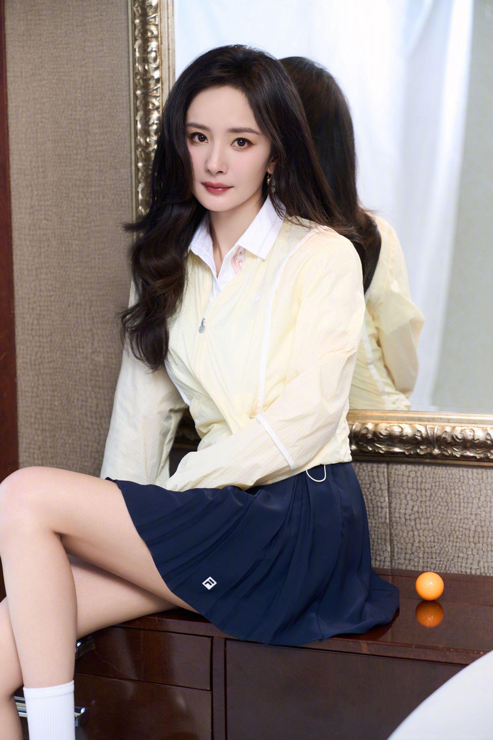 杨幂藏蓝色短裙出席filaicona旗舰店剪彩仪式