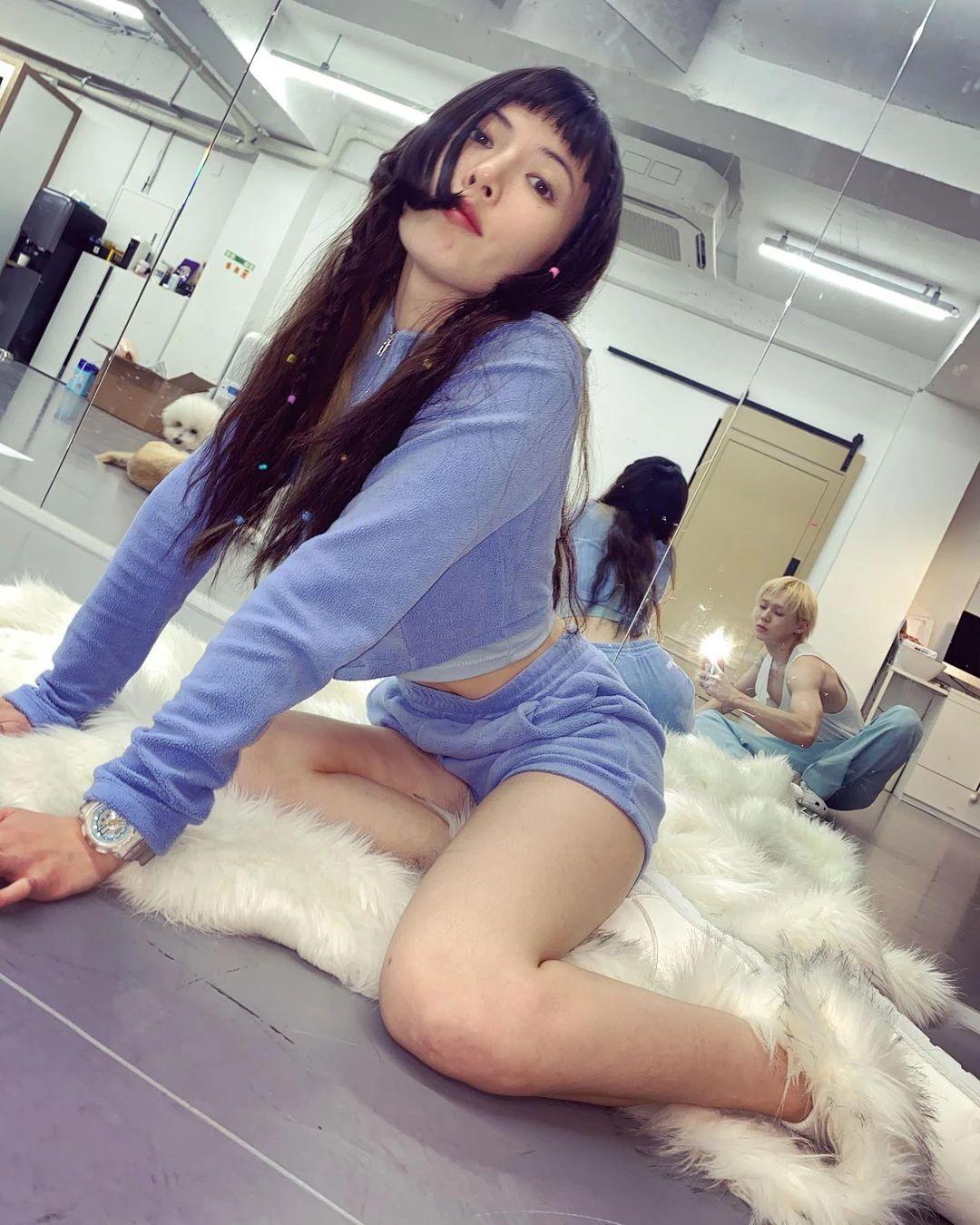 多次参与calvin klein 的内衣拍摄,无论是居家可爱风,浴室纯欲风还是