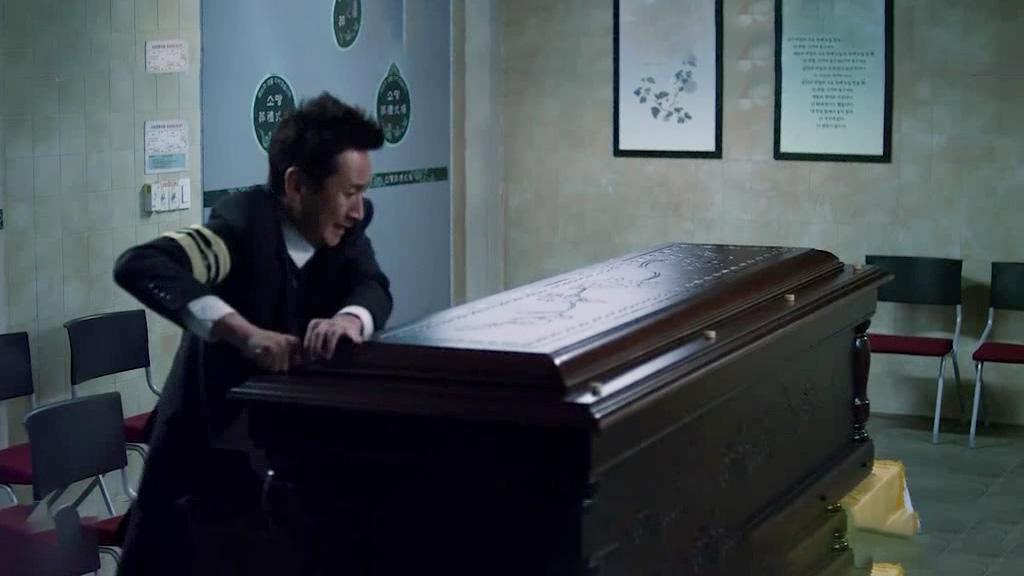 生日之夜的幽梦，与已故父亲棺材的意外邂逅