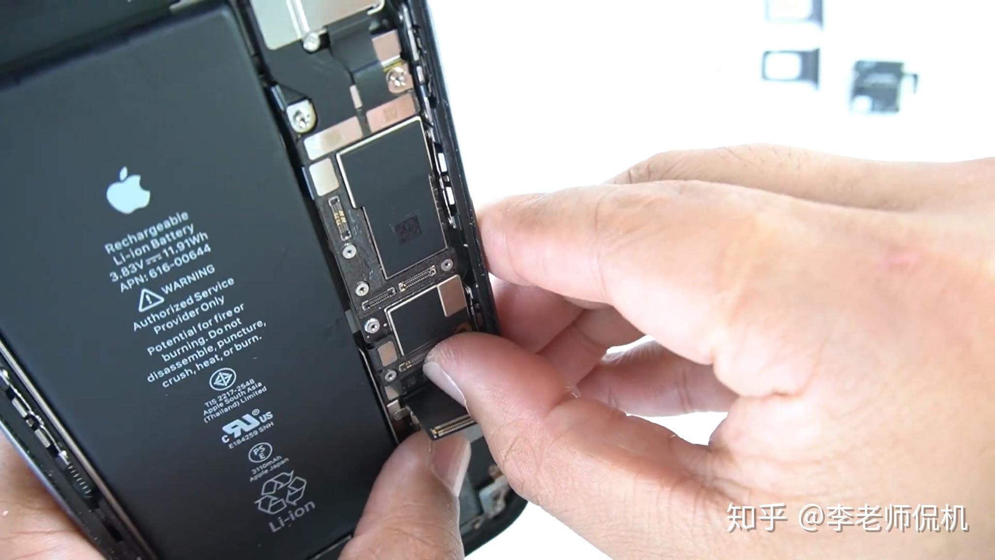 机卡座有孔的是双卡卡槽,安装双卡卡槽,按原位置进行安装相关螺丝完毕