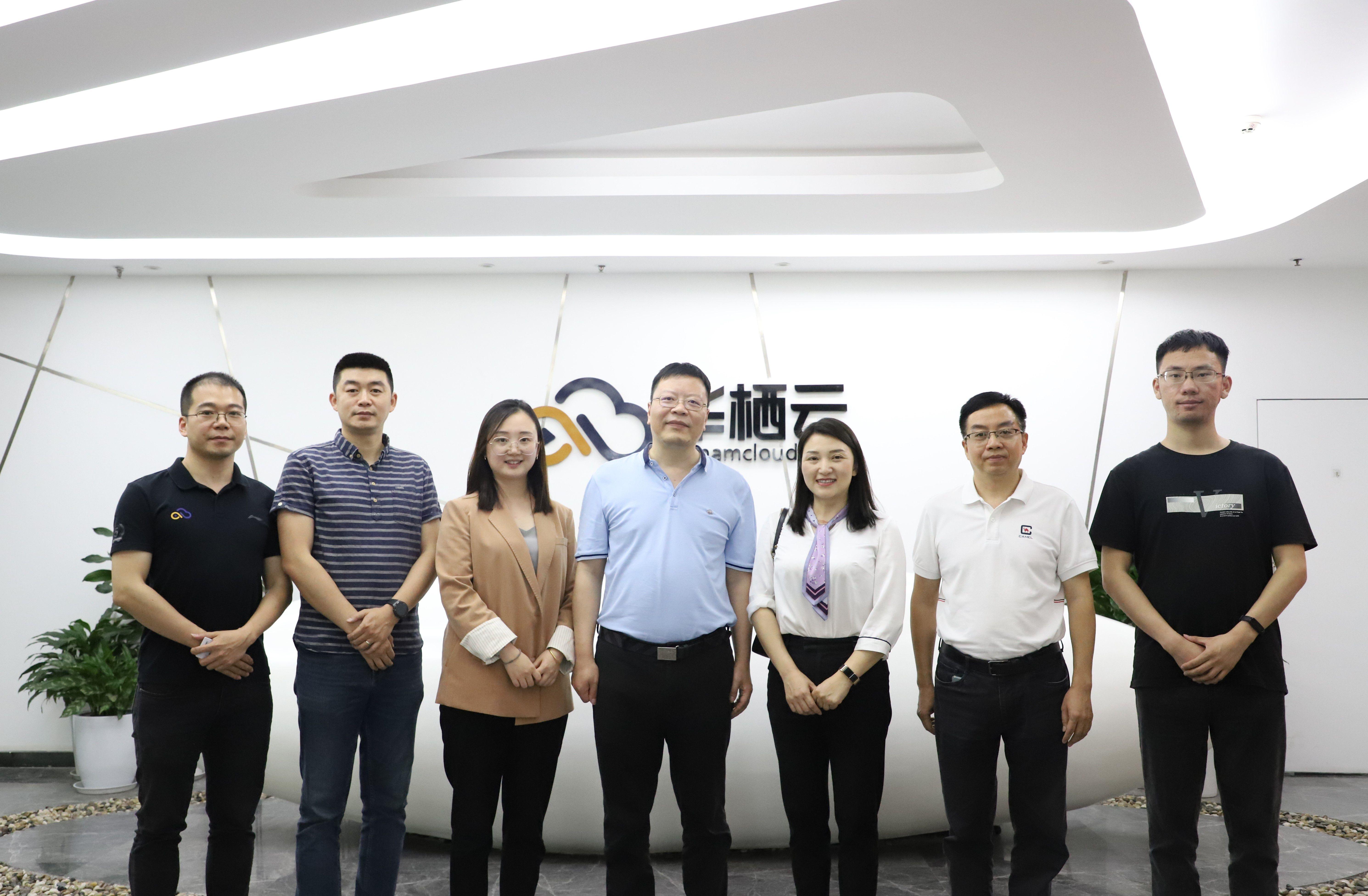 西华大学文新学院党委书记王莉党委副书记徐攀一行到访华栖云