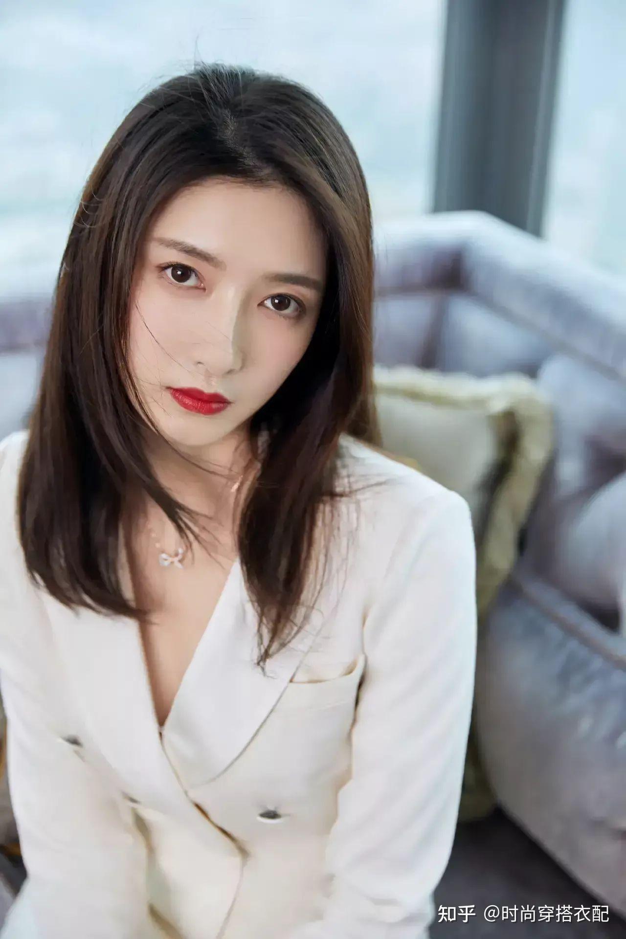 江疏影icon美照来袭 身穿西装套装,优雅大气 漂亮的 穿搭,好看吗