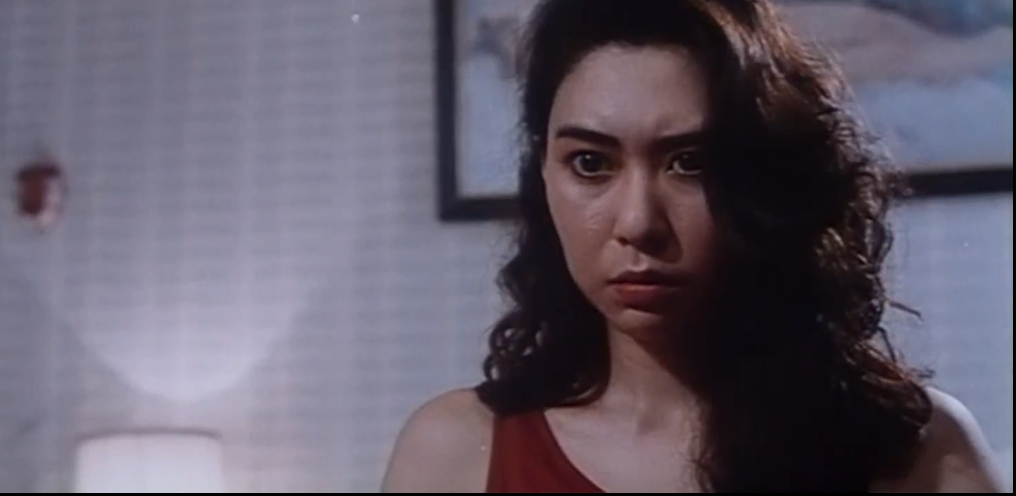 李月仙,1970年生于香港,出演过不少爱情电影,五官一般,作风十分大胆