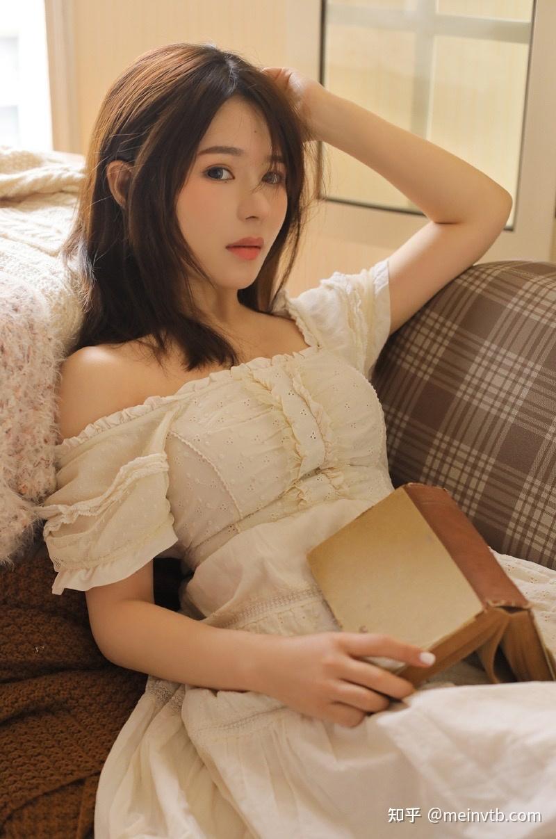 长裙美女低胸撩人性感妩媚私房写真图片壁纸