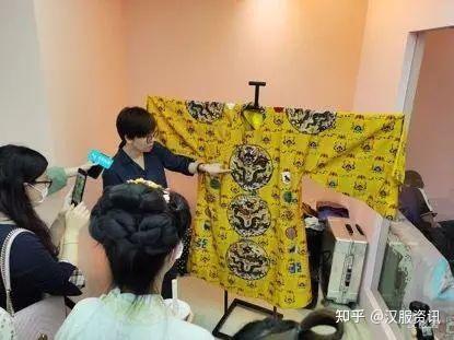 西湖汉服文化节今开幕 一众 汉服迷 打卡西湖 游客们都举起了手机 知乎