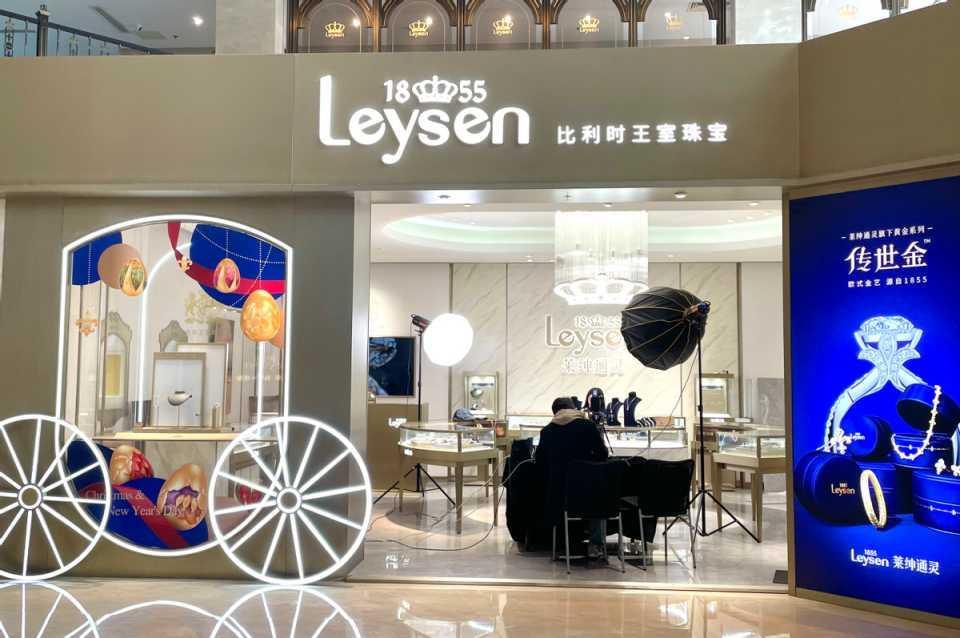 莱绅通灵主营珠宝首饰,但是其销售规模最大的是钻石类首饰,黄金饰品