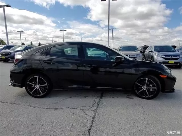 本田思域两厢黑色涂装非常有运动感动力强劲