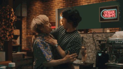 《伴人而生》荒诞又上头，本季最佳悬疑剧！