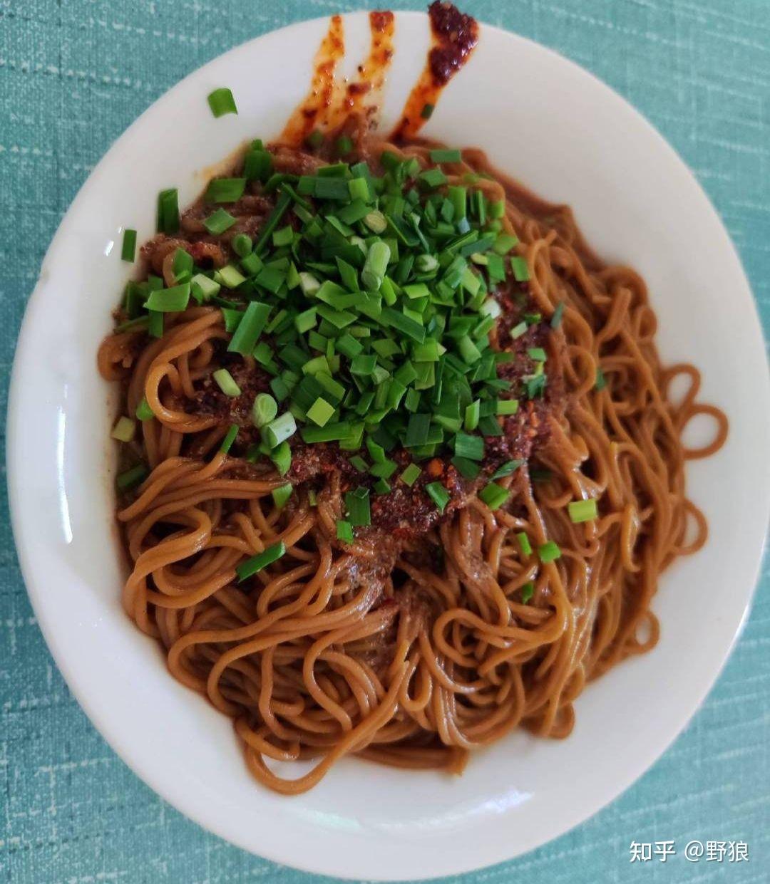 南七饸饹,特点细软长,常见的吃法凉拌,热汤臊子,羊血等