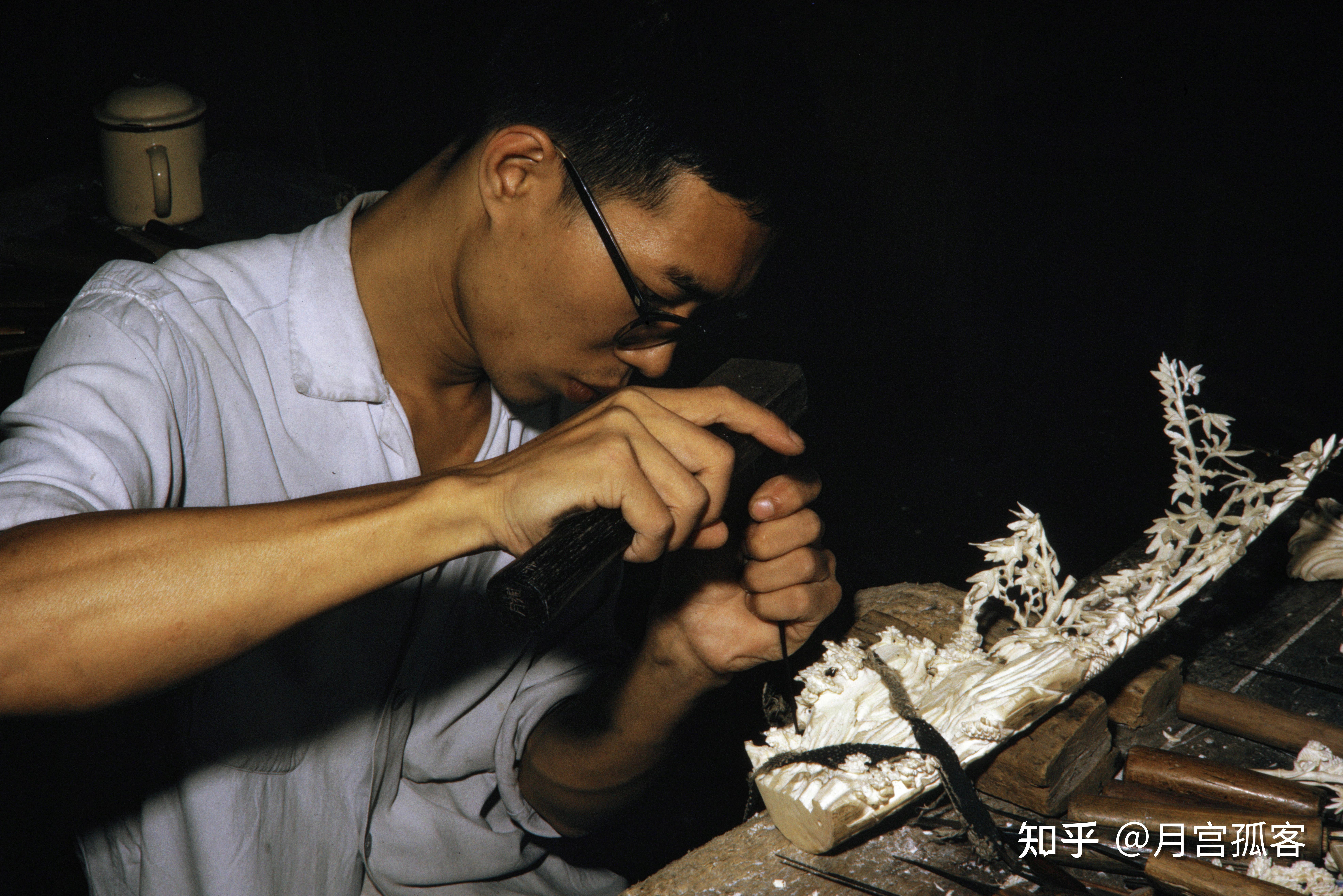 1973年广州大新象牙工艺厂走向巅峰时期的雕刻工艺师