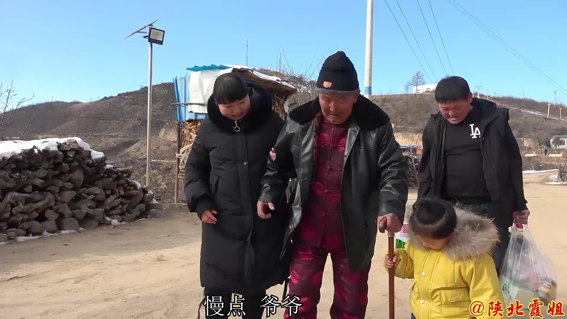 杀猪留下的猪肝肺霞姐一次做了2道菜弟弟们边吃边玩真热闹
