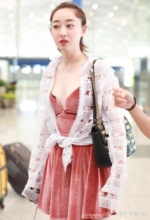 蒋梦婕又现清凉穿搭超低胸吊带连衣裙配防晒衫幸好不俗气