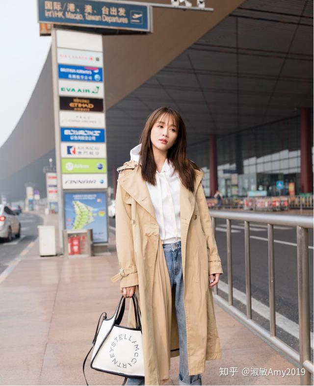 陈乔恩机场look非一般时髦风衣搭配马丁靴中长发洋气又时尚