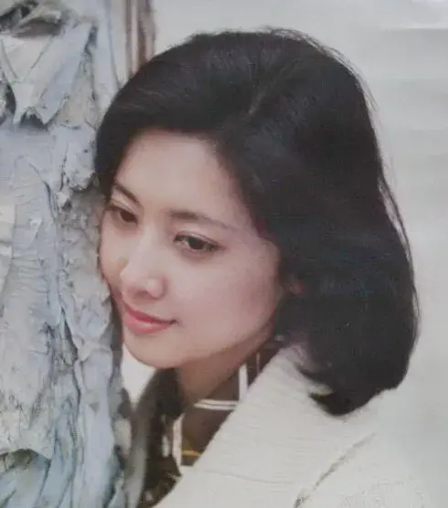 如今69岁的朱琳,早已淡出演艺圈,与爱人过着闲云野鹤的自在生活,唯一