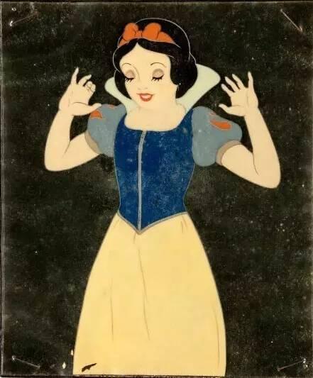 白雪公主惊讶万分——镜子居然会说话?于是她趁着后妈不在溜进了房间.