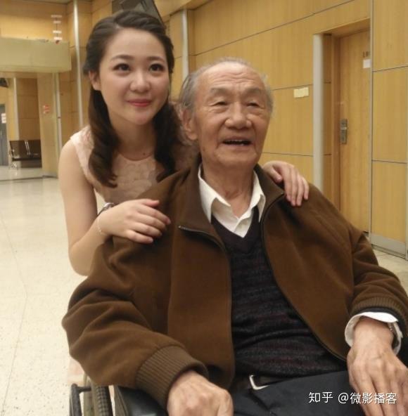 暖春裡小花爺爺扮演者逝世享年93歲而小花已出落成小仙女