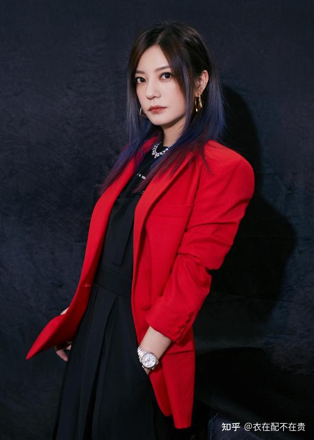 又被赵薇折服尝试挂耳染塑造新风格不但不俗还意外显气场