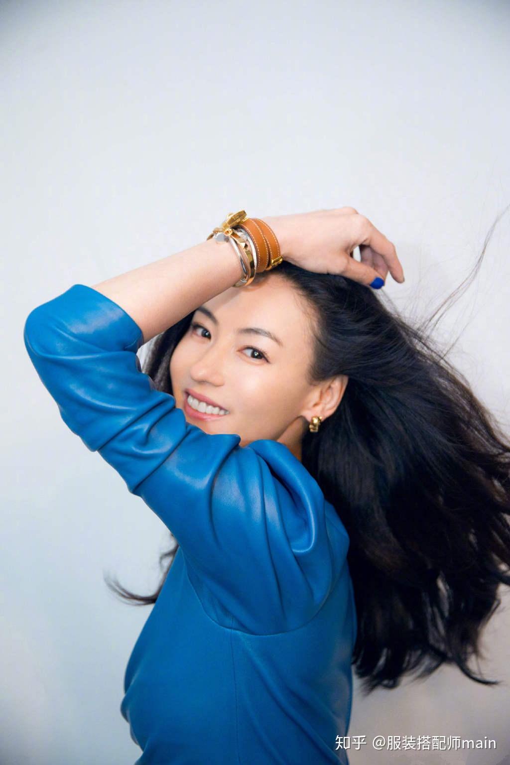 张柏芝不再低调!一袭蓝裙配长靴美得优雅大气,39岁越发有品位 - 知乎