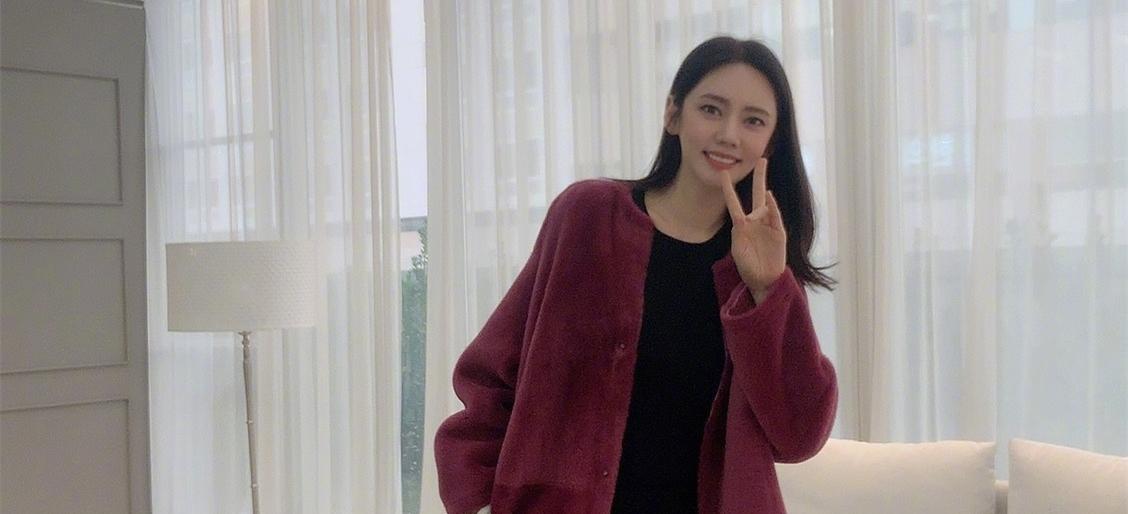 中国媳妇秋瓷炫久违晒照穿酒红大衣40岁美得像20于晓光赚大了