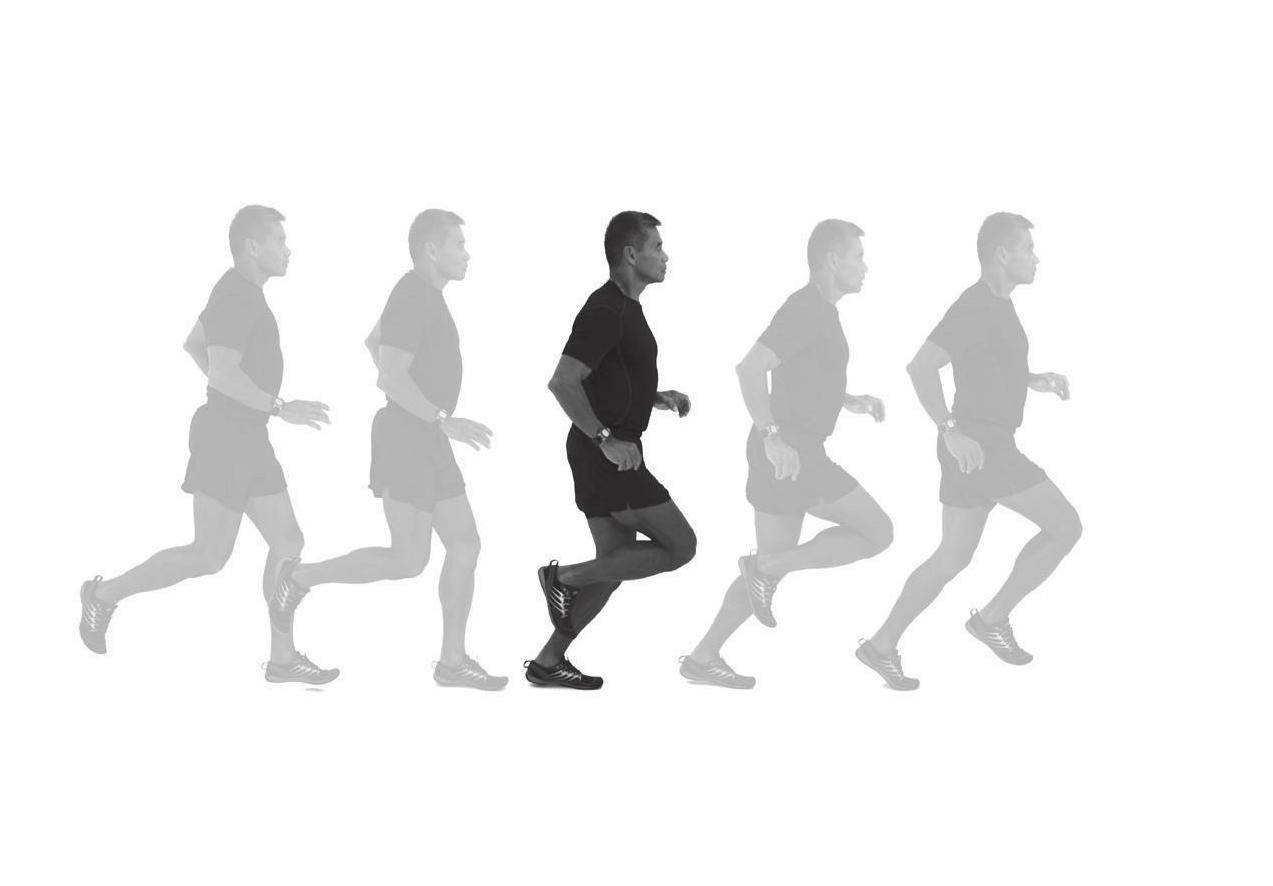 在操场跑步奔跑运动的人高清摄影大图-千库网
