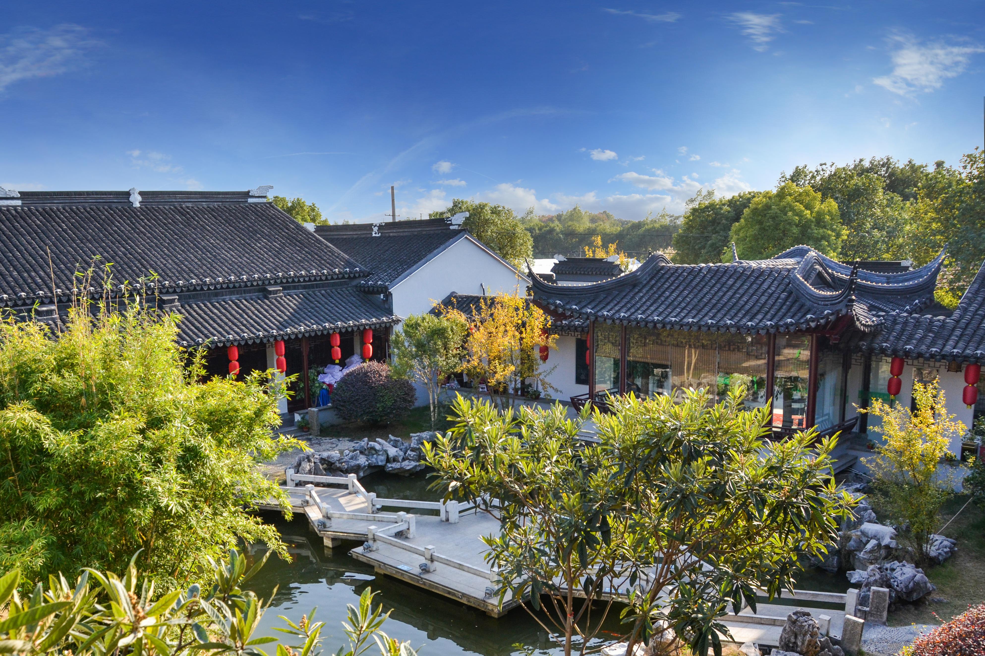 胥王山庄,距离太湖100米左右,蓝天阳光下,有山有水,田园美风光,约三五