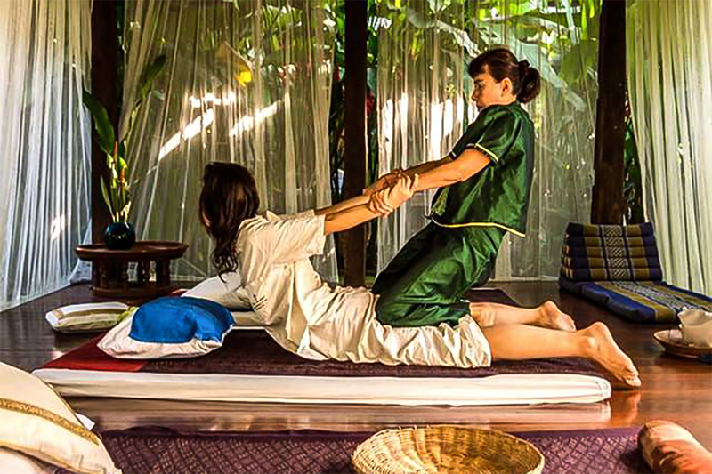 泰式按摩:看到女技师这样做,我的腰隐隐作痛!