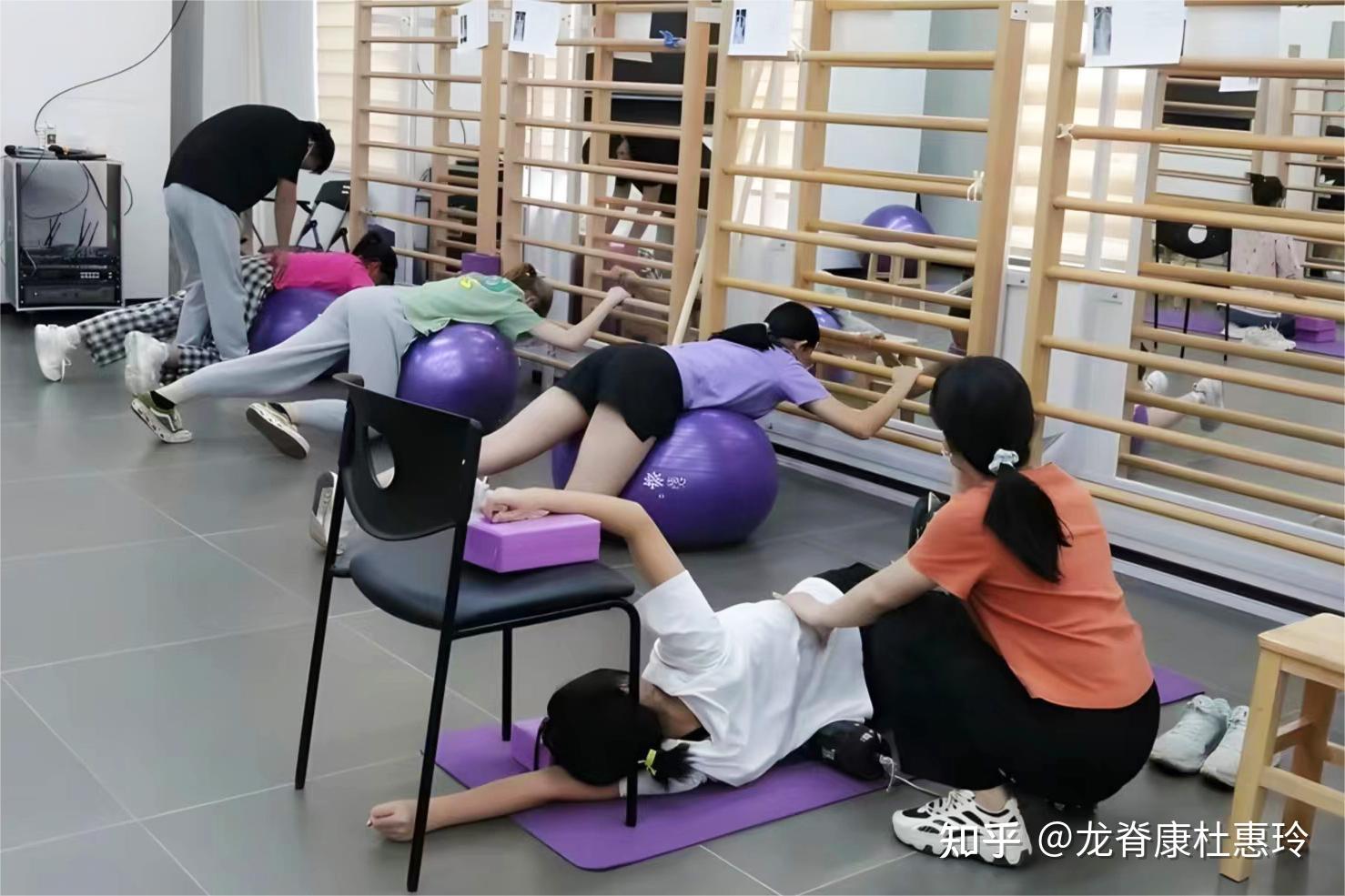 脊柱侧弯参加3天强化班后,剃刀背减少2°,中线基本回直! - 知乎