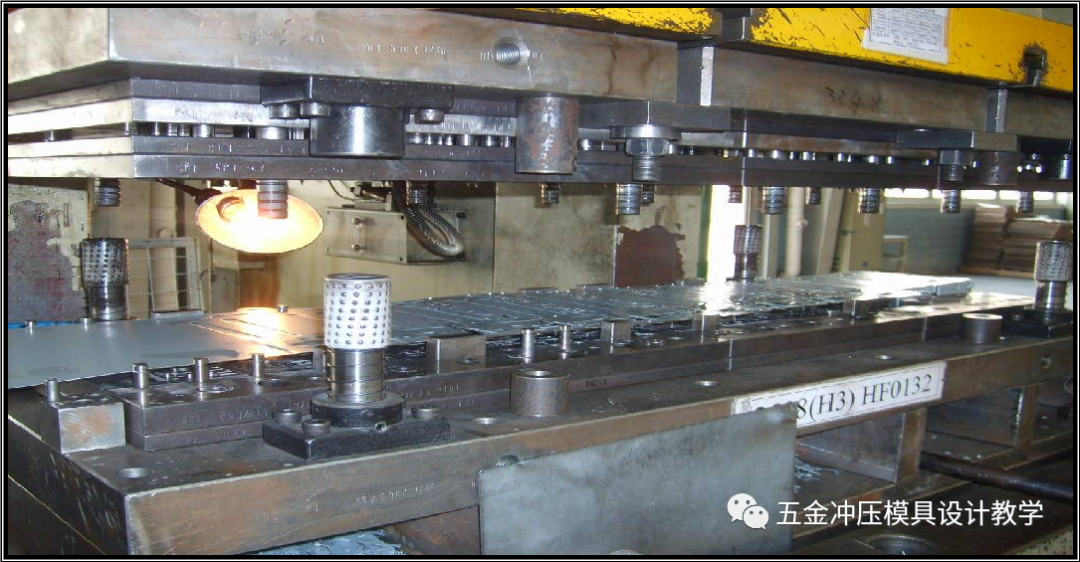 模具工艺流程:说明:在模具制作过程中,重要的环节,热处理,与线切割.