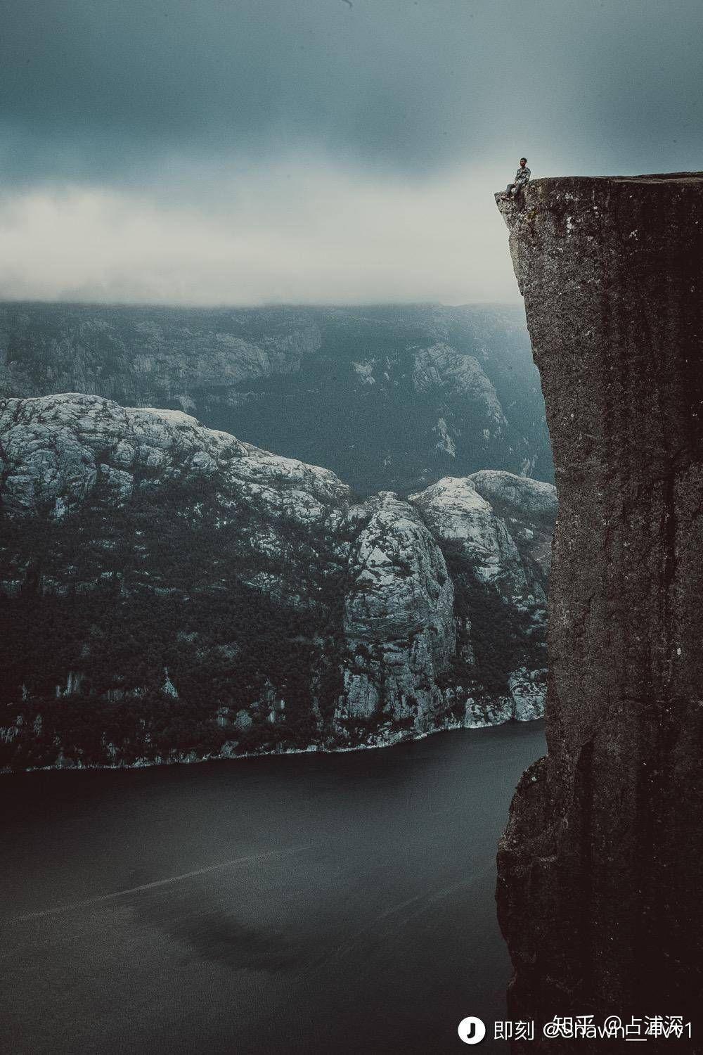 有哪些意境很孤独的壁纸类似一舟一人江上游或独钓寒江雪的那种谢谢