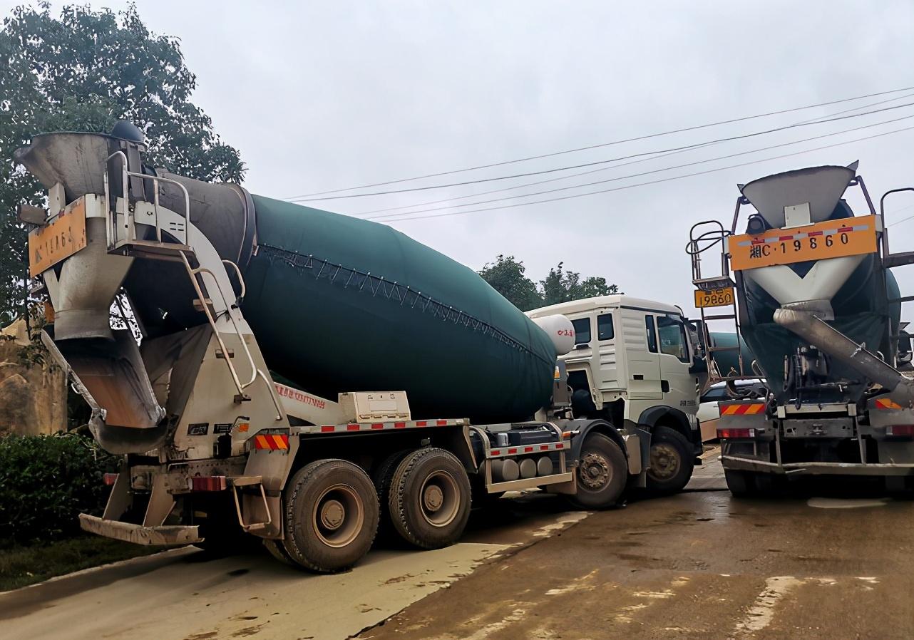 湖南湘潭一混凝土公司债台高筑公司法人却指使水泥车封堵大门