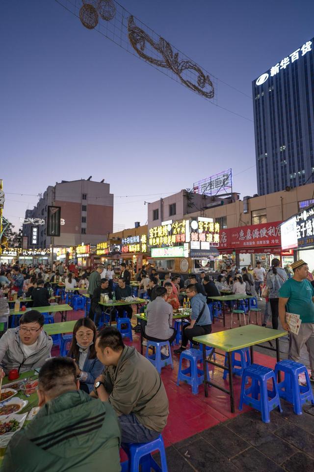 要去沙湖沙坡头,要去贺兰山苏峪口,除此以外,也一定要去怀远夜市,银川