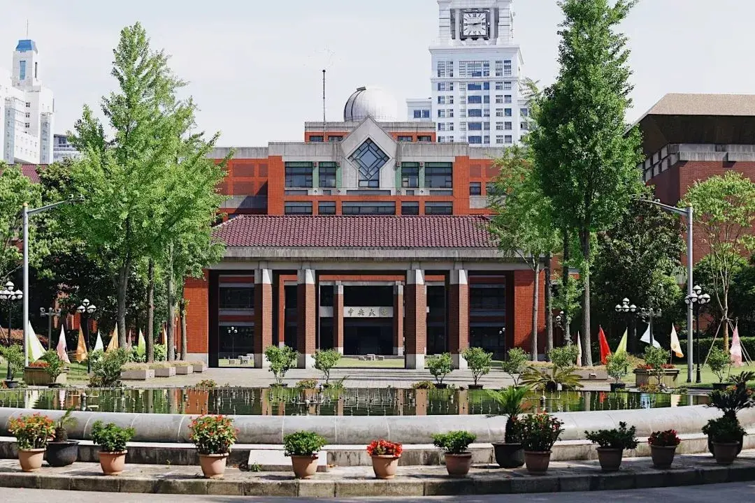 进才中学校园风格独具一格,据说学校的一砖一瓦是由台湾著名设计师俞