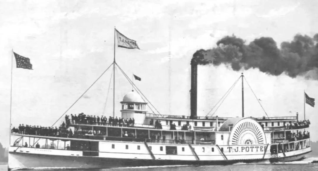 富尔顿首次在克莱蒙脱号船上用蒸汽机驱动装在两舷的明轮,在哈德逊