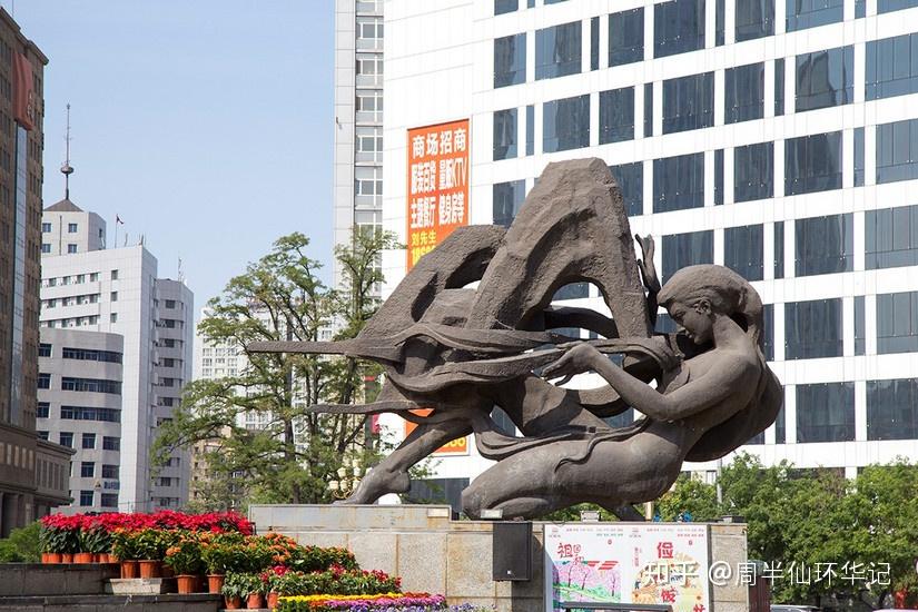 ▼▼▼胜利广场,雕塑主题为《盛世》,主雕高30米,为白钢三棱柱框架