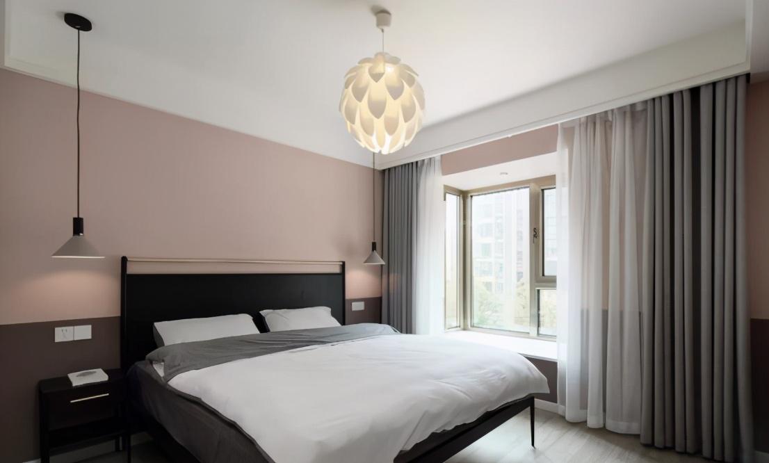 说到卧室装修的颜色,它主要的作用还是为调于睡眠氛围.